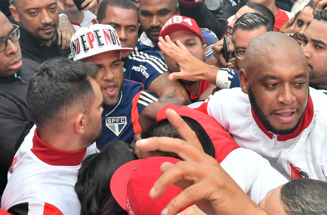 Llegada Dani Alves- Sao Paulo