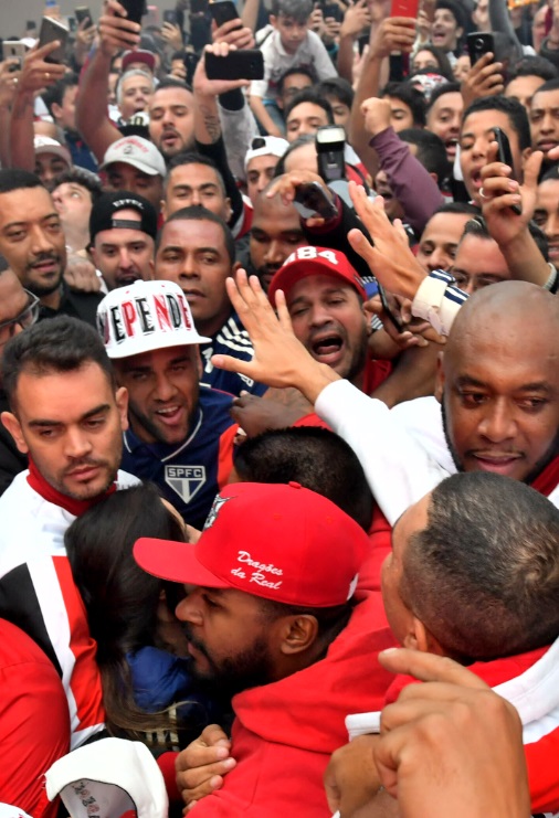 Llegada Dani Alves- Sao Paulo