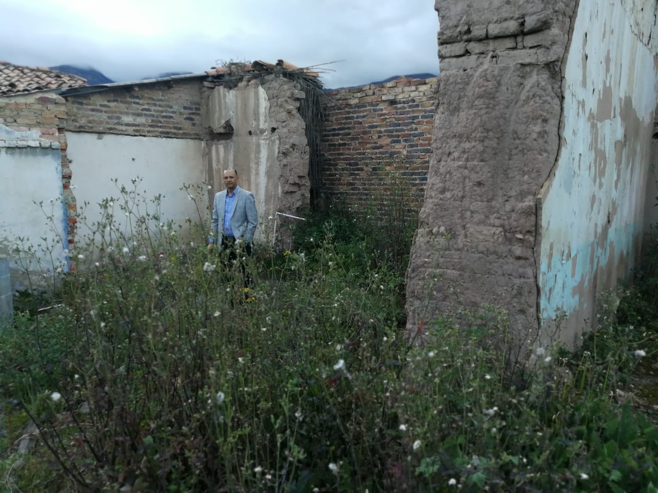 Rafael Betancur Zafra, en la casa destruída de Casilda Zafra