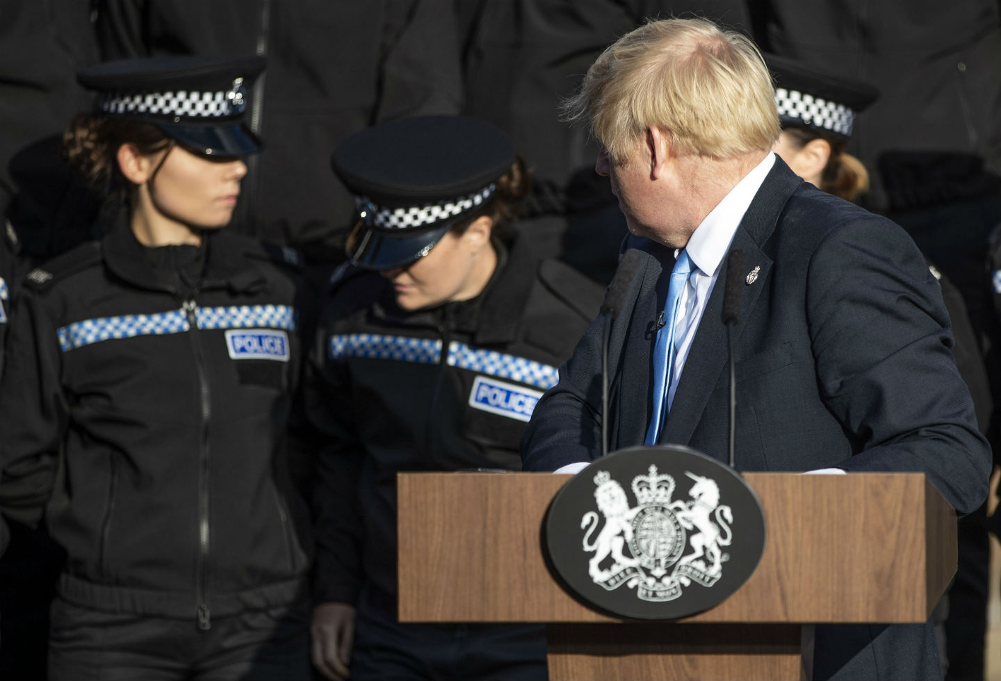 Policía casi se desmaya en discurso de Boris Johnson