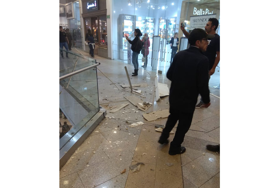 Emergencia en Unicentro por caída de techo Emergencia en Unicentro por caída de techo