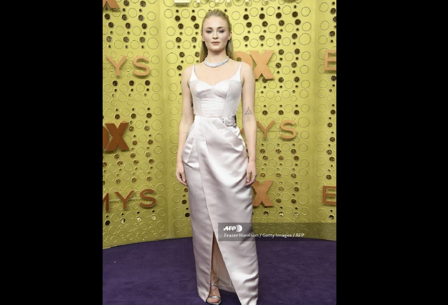 Sophie Turner en los premios Emmy