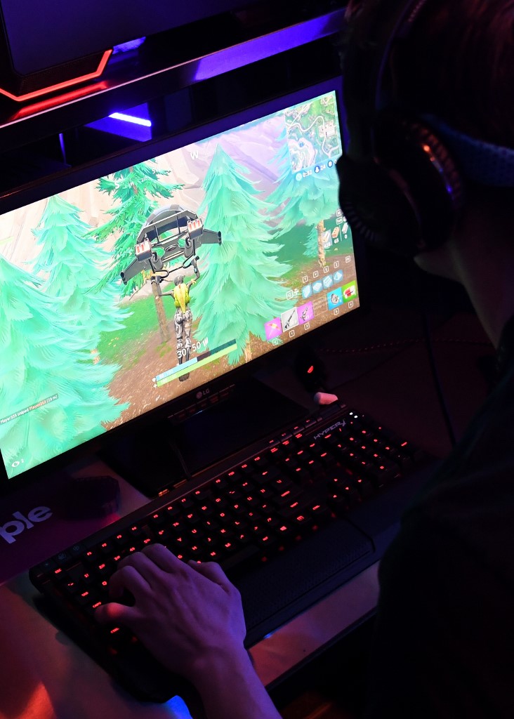 Un joven en medio de una sesión del videojuego Fortnite
