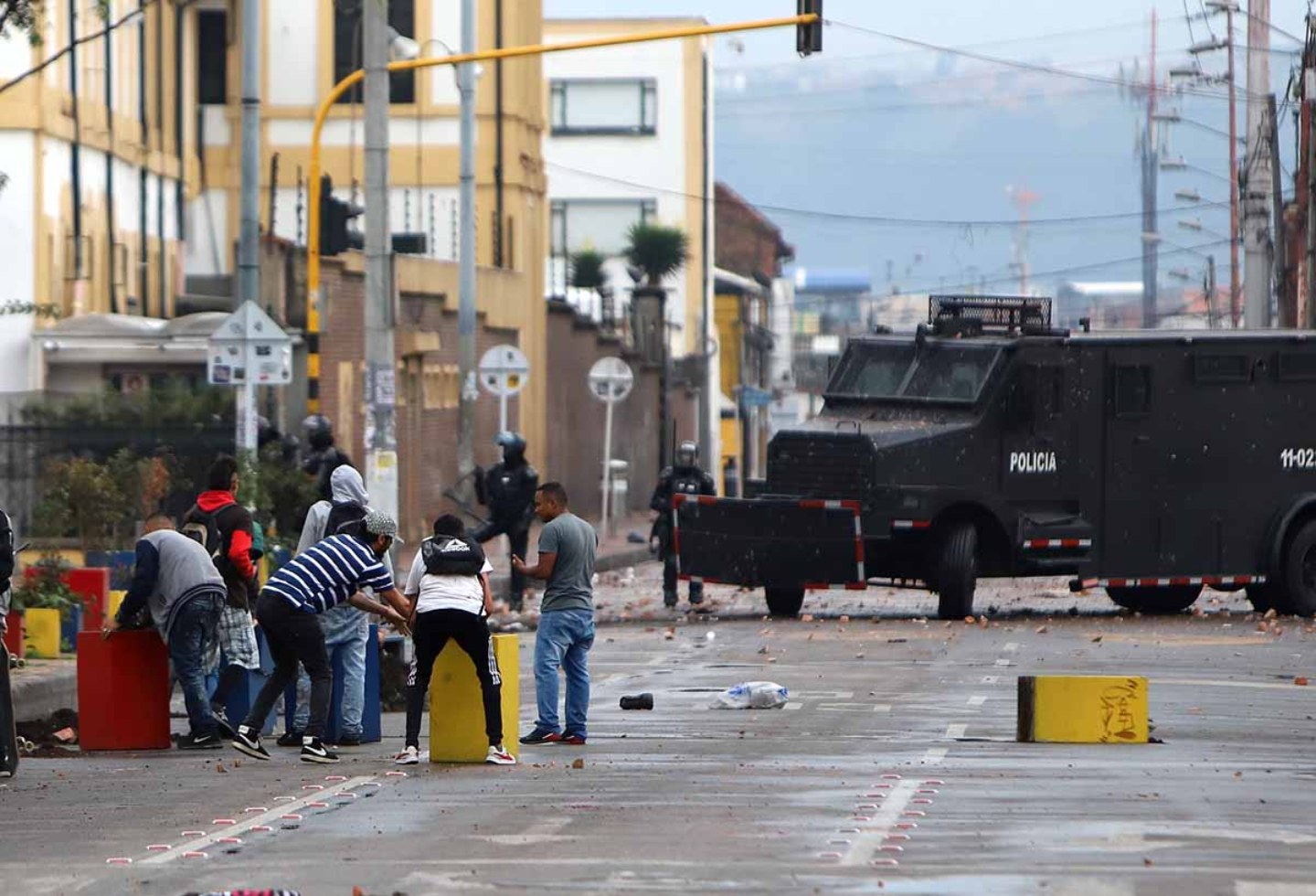 Los manifestantes bloquearon vías y arrojaron piedras a las autoridades.