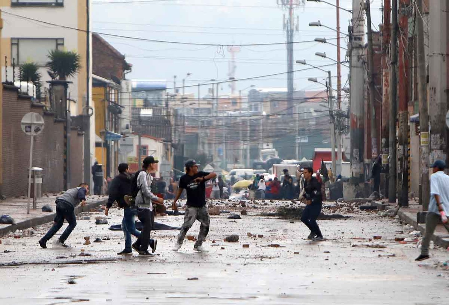 Comerciantes se enfrentaron a la Policía por un operativo anticontrabando.