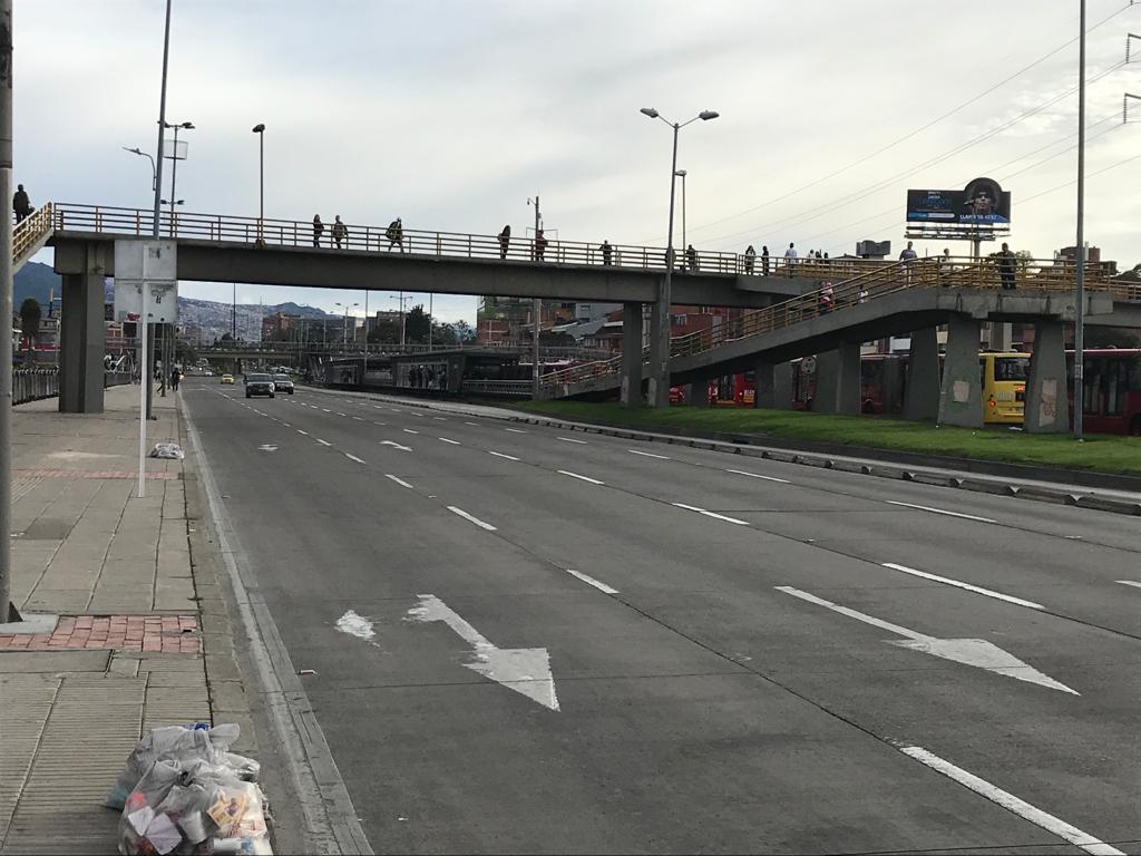 Cerrado el paso en la Avenina NQS por las protestas de estudiantes.
