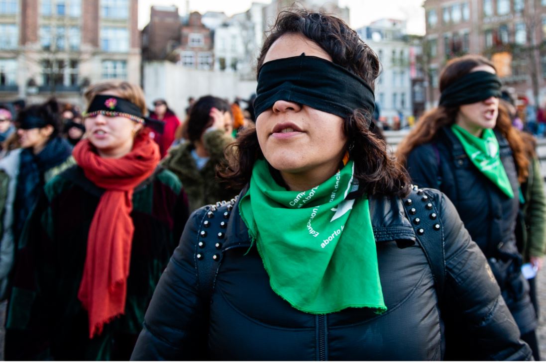 Protesta "El violador eres tú" de un grupo de mujeres, en Amsterdam.