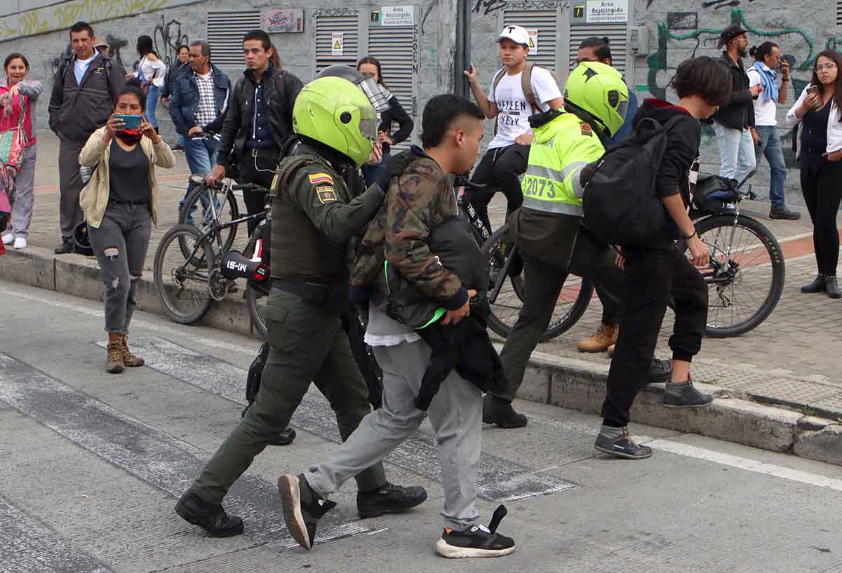 Impactantes imagenes de encapuchados y vandalismo en paro nacional / 21 de enero