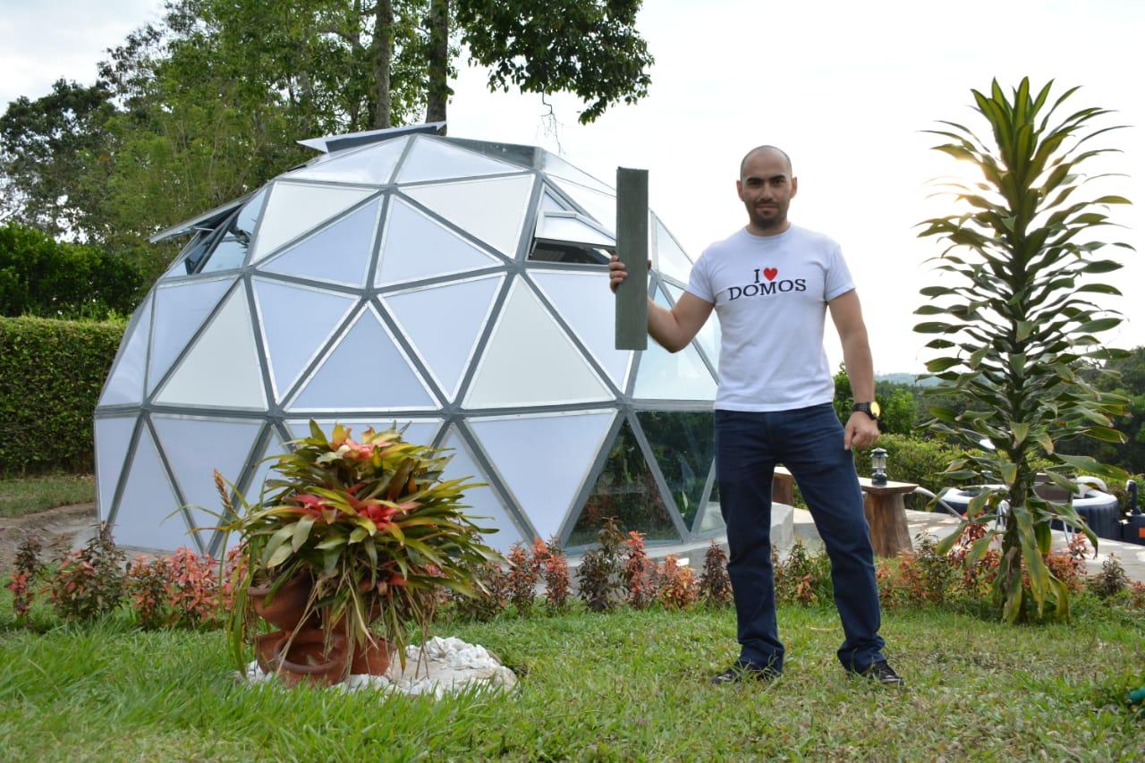 Quindiano transforma plástico reciclado en casas tipo domo | RCN Radio