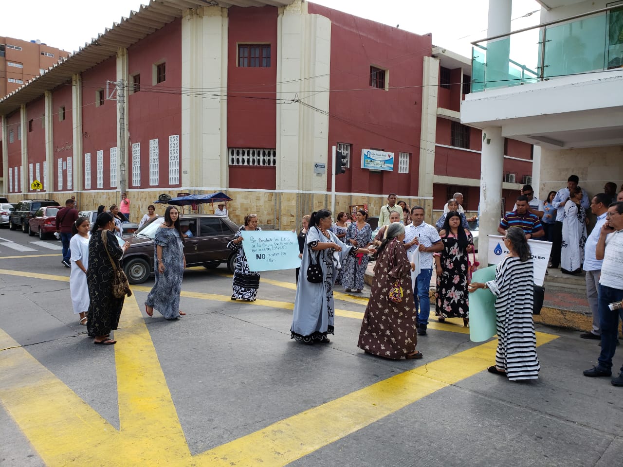 decena de empresarios del combustible se tomaron en la mañana la gobernación de La Guajira