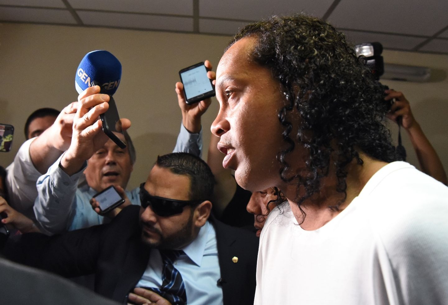 Retiran orden de captura contra empresaria que llevó a Ronaldinho | RCN  Radio