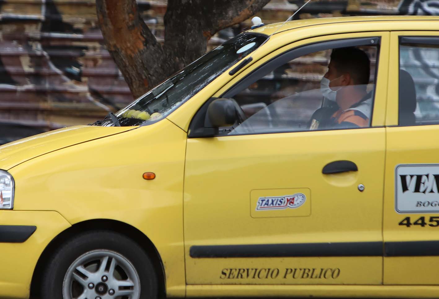 Muchos de los conductores de taxi no cobran las carreras al personal médico. Héroes anónimos: Los taxistas