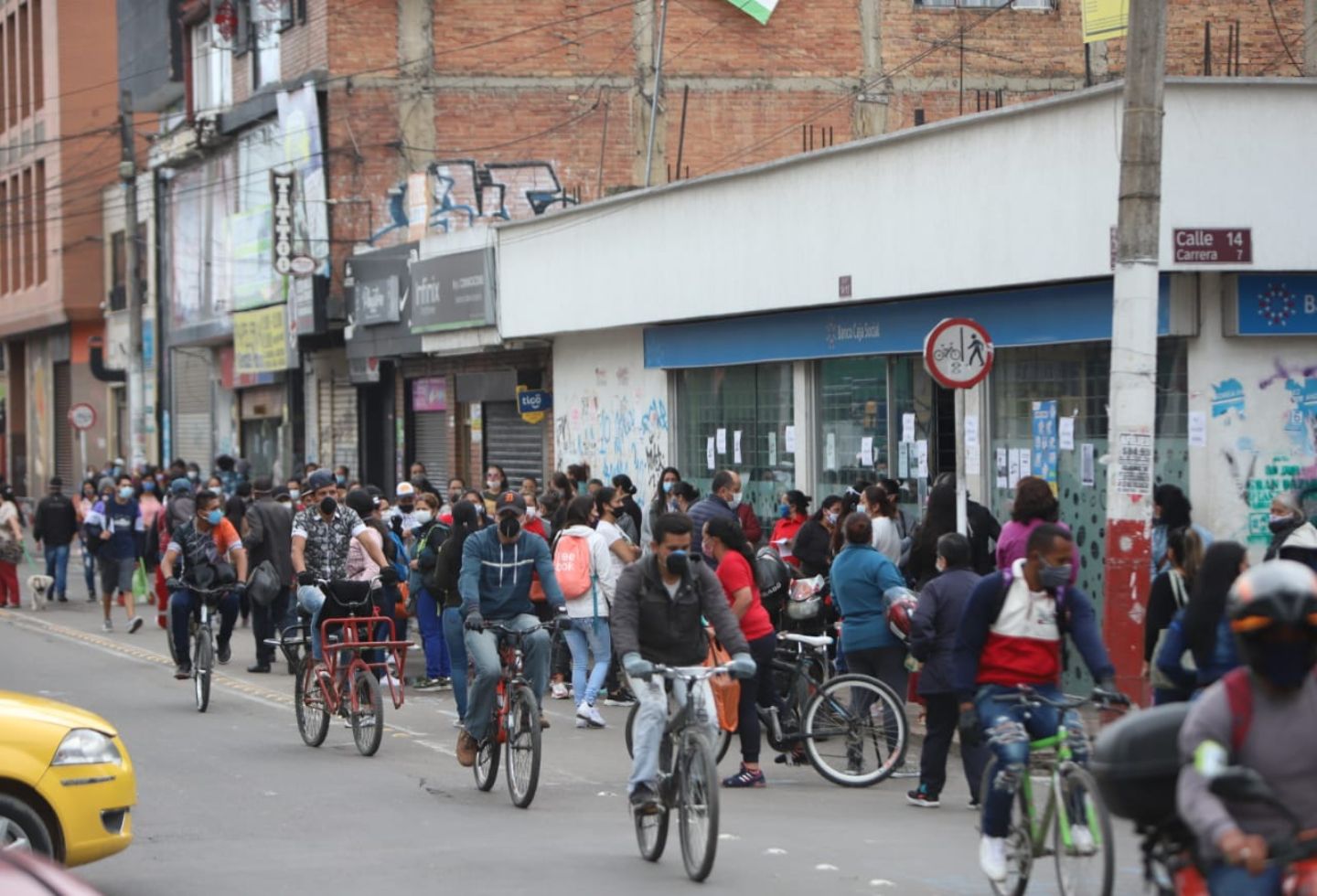 Largas filas en Soacha por toque de queda