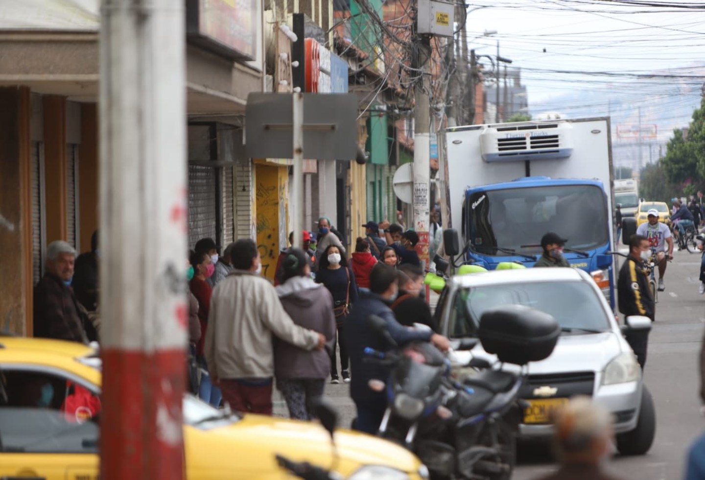 Largas filas en Soacha por toque de queda