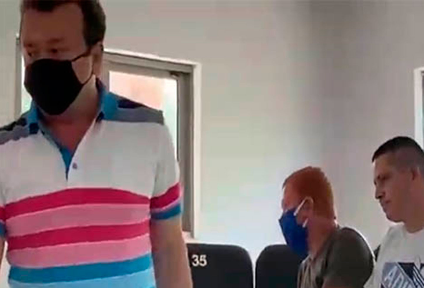 El El senador Eduardo Pulgar apareció con tapabocas en esta pelea.