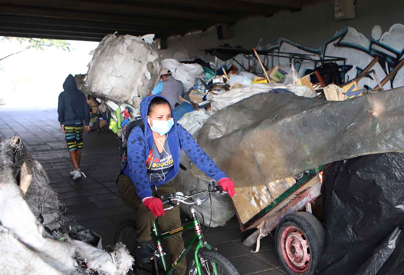 Venezolanos, en medio de cuarentena, viven bajo puente peatonal en Bogotá