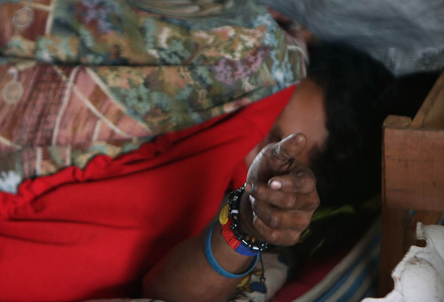 Venezolanos, en medio de cuarentena, viven bajo puente peatonal en Bogotá