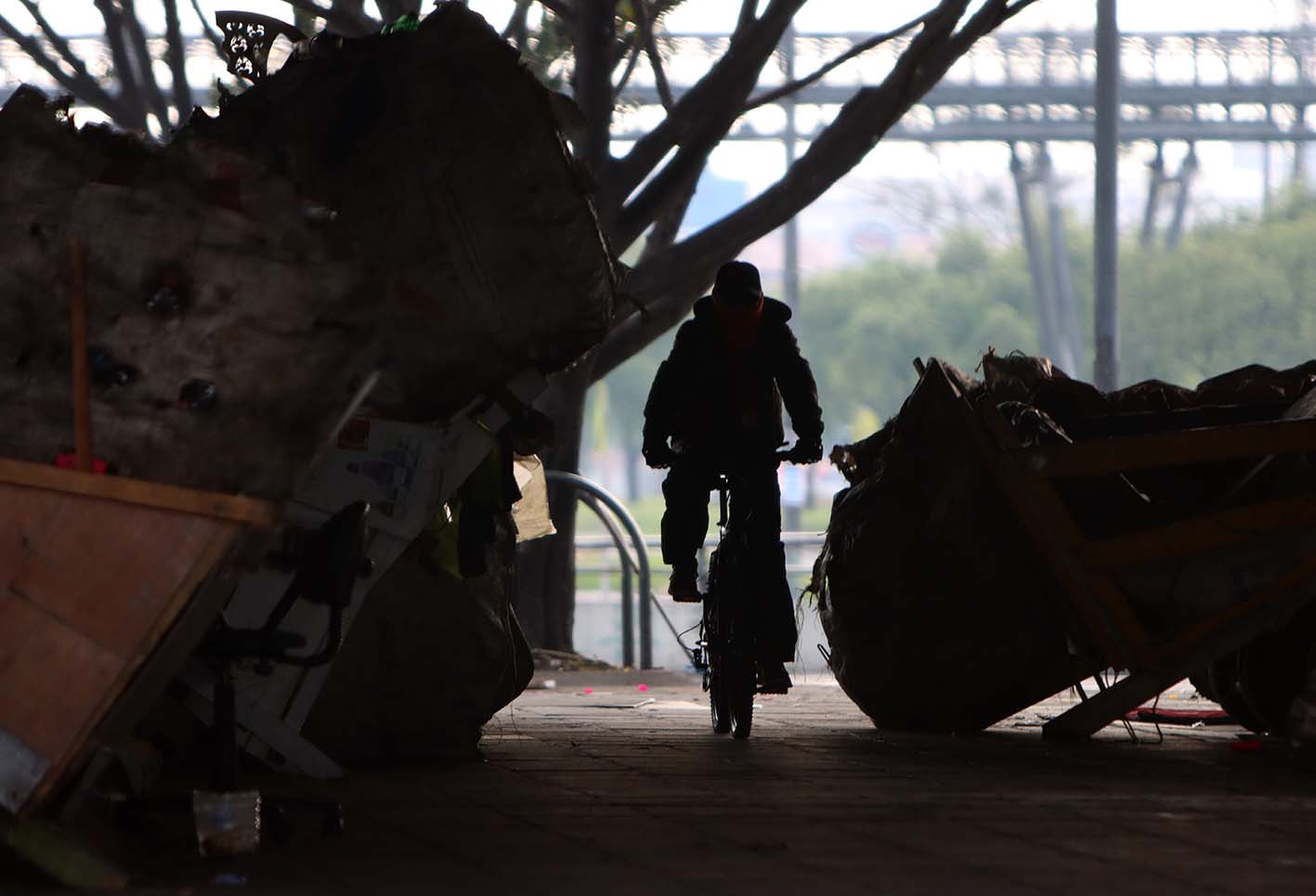 Venezolanos, en medio de cuarentena, viven bajo puente peatonal en Bogotá