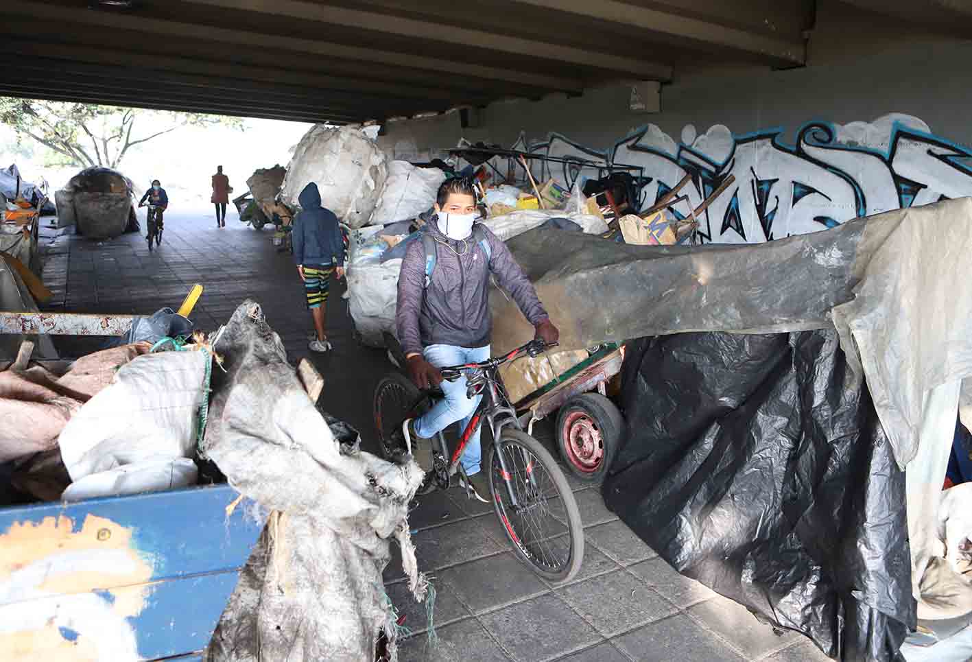 Venezolanos, en medio de cuarentena, viven bajo puente peatonal en Bogotá