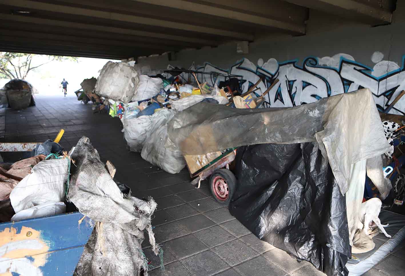 Venezolanos, en medio de cuarentena, viven bajo puente peatonal en Bogotá
