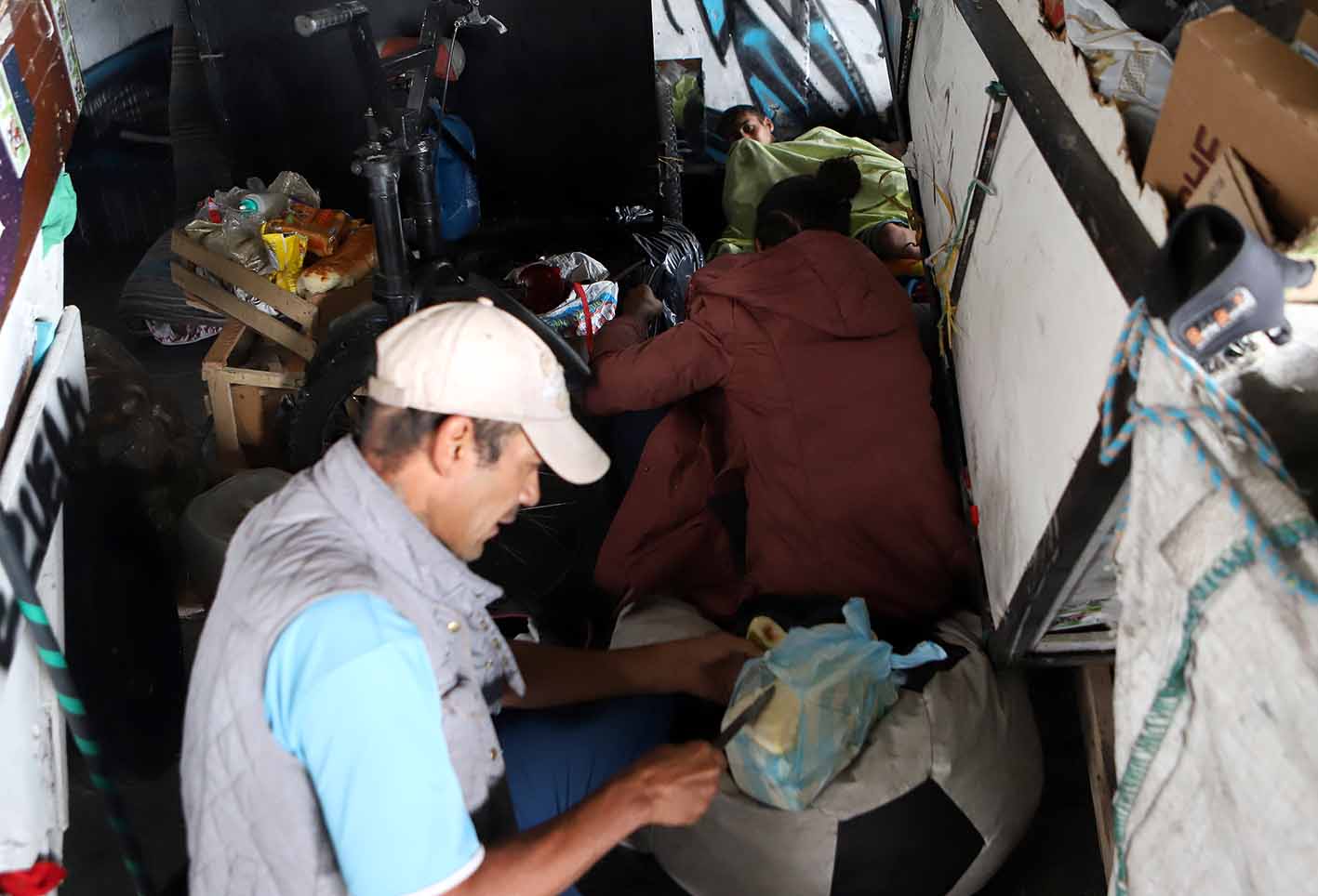 Venezolanos, en medio de cuarentena, viven bajo puente peatonal en Bogotá