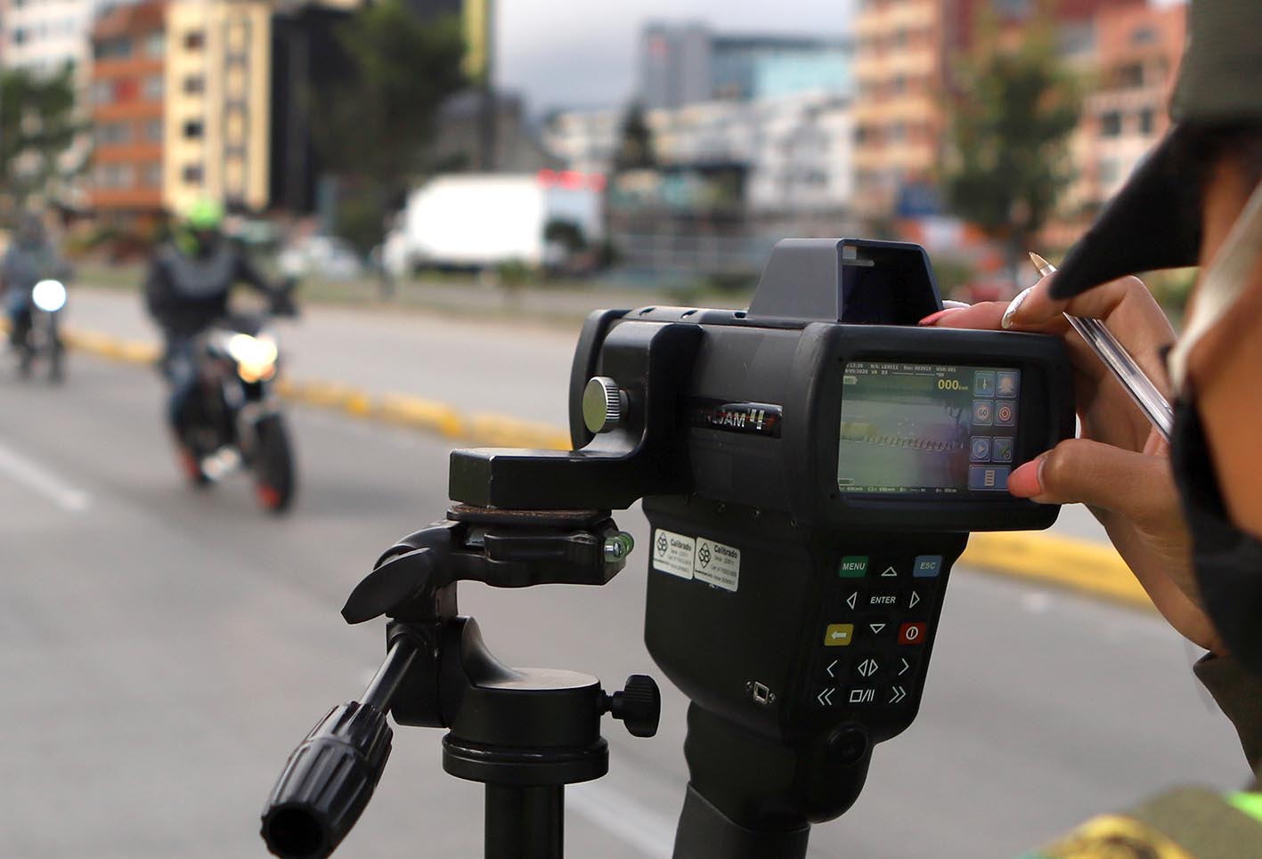 Operativos de control de velocidad / cámaras salvavidas en Bogotá / Policía de Tránsito