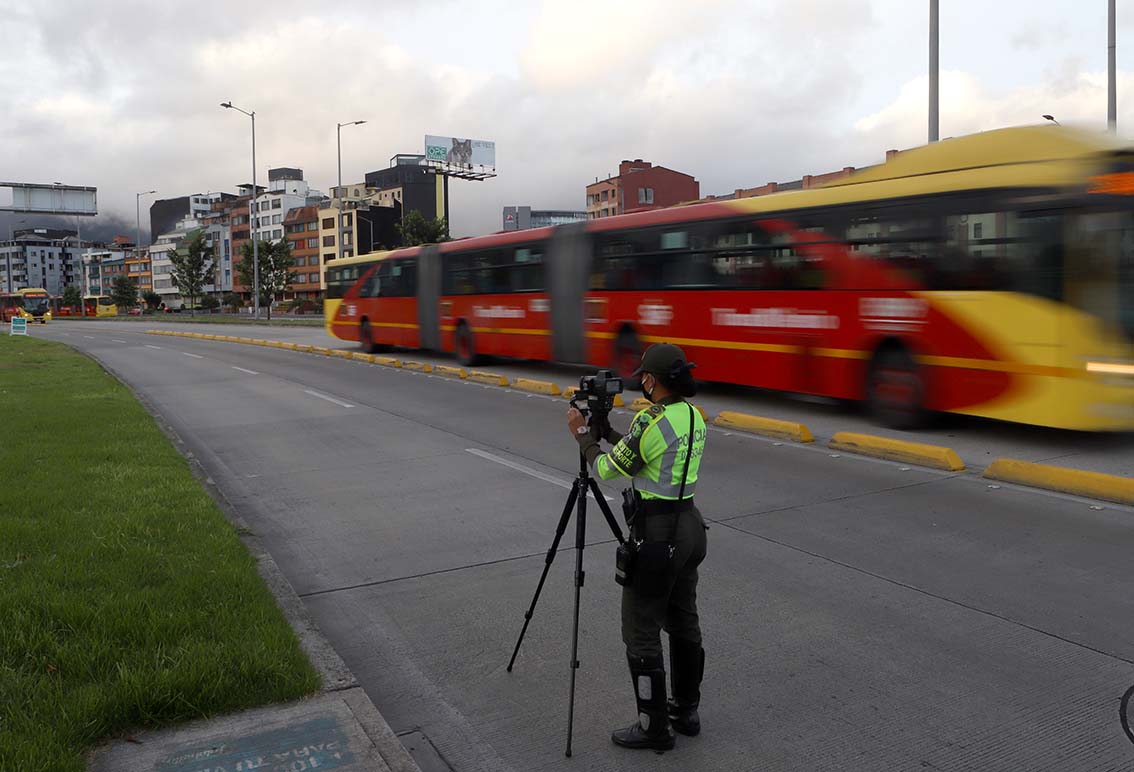 Operativos de control de velocidad / cámaras salvavidas en Bogotá / Policía de Tránsito