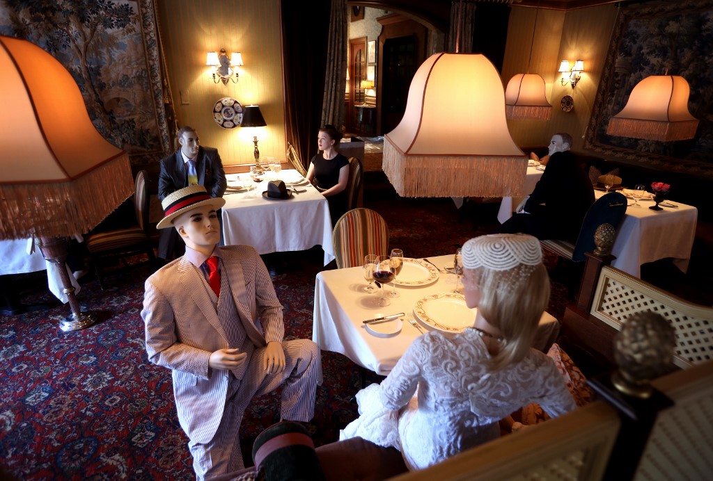 Maniquíes en restaurante