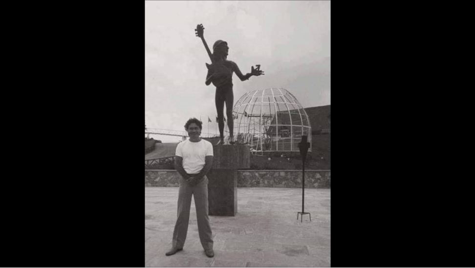Carlos Lehder, junto a estatua de Lennon