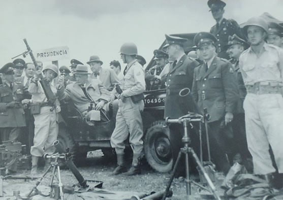 Presidente Laureano Gómez con Batallón Colombia que fue a Corea