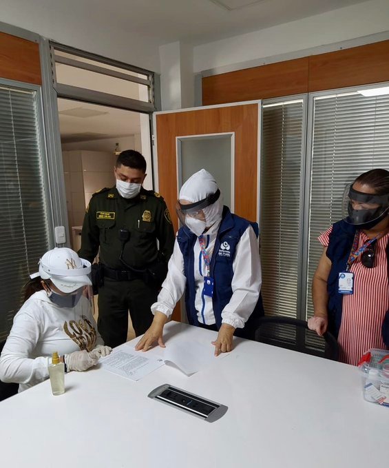 La ex gobernadora buscó acompañamiento de la Defensoría del Pueblo para su entrega