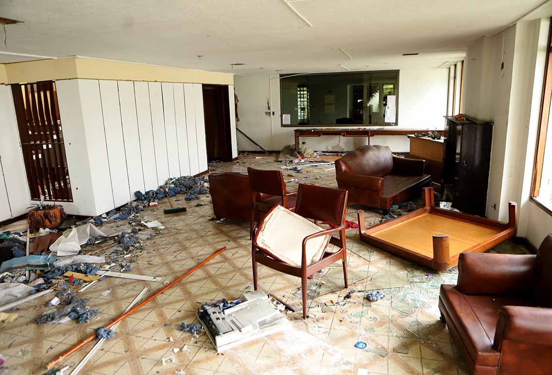 Consulado de Venezuela abandonado en Bogotá / vandalismo en consulado de Venezuela