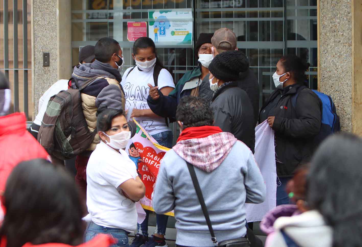 La protesta de familias de Altos de la Estancia en Caja de Vivienda Popular
