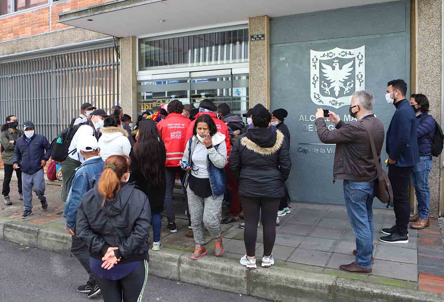 La protesta de familias de Altos de la Estancia en Caja de Vivienda Popular