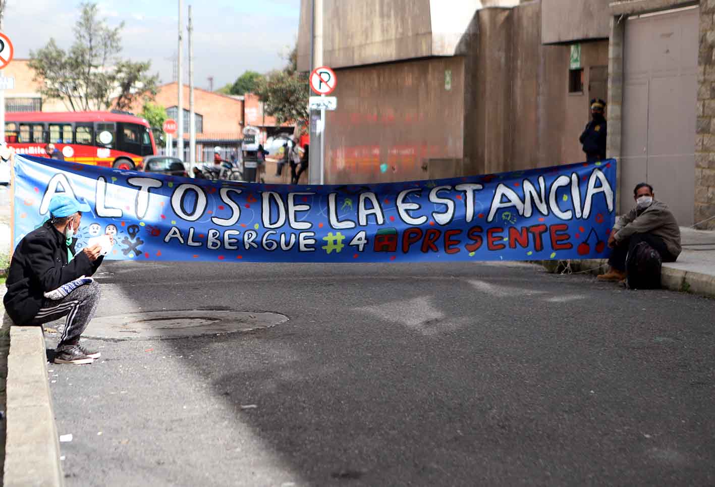 La protesta de familias de Altos de la Estancia en Caja de Vivienda Popular