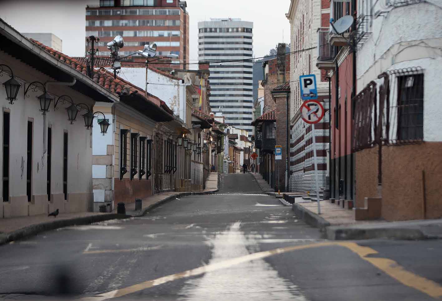 La soledad del céntrico sector de Bogotá, en medio de la cuarentena estricta por la pandemia.