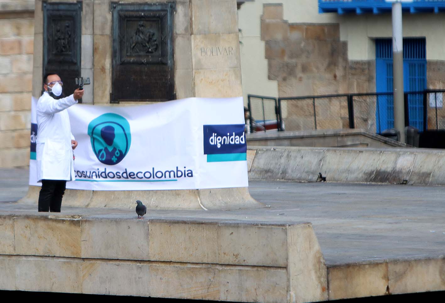 El cirujano Roberto Angulo Rodríguez protestó en la Plaza de Bolívar.