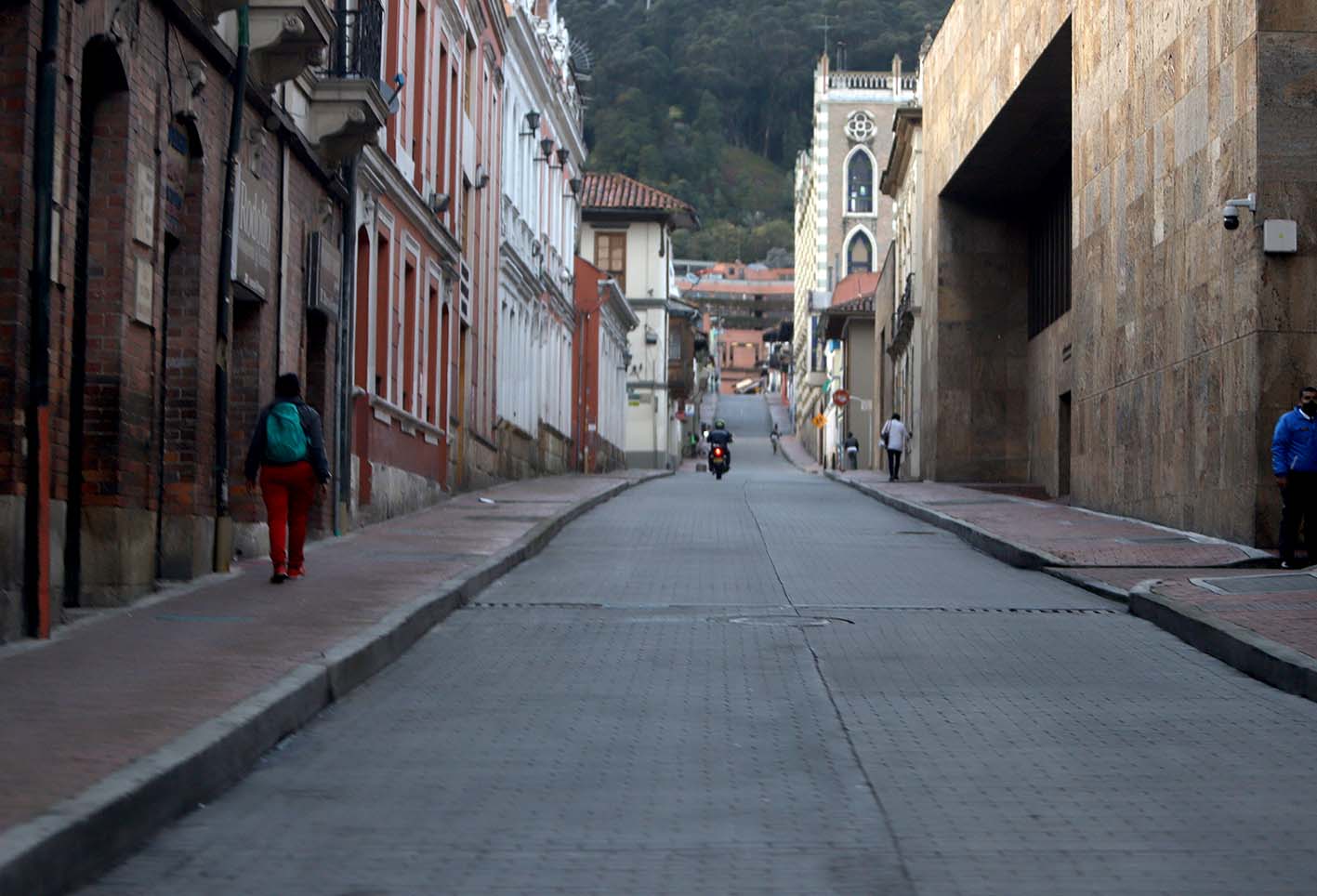 La soledad del céntrico sector de Bogotá, en medio de la cuarentena estricta por la pandemia.