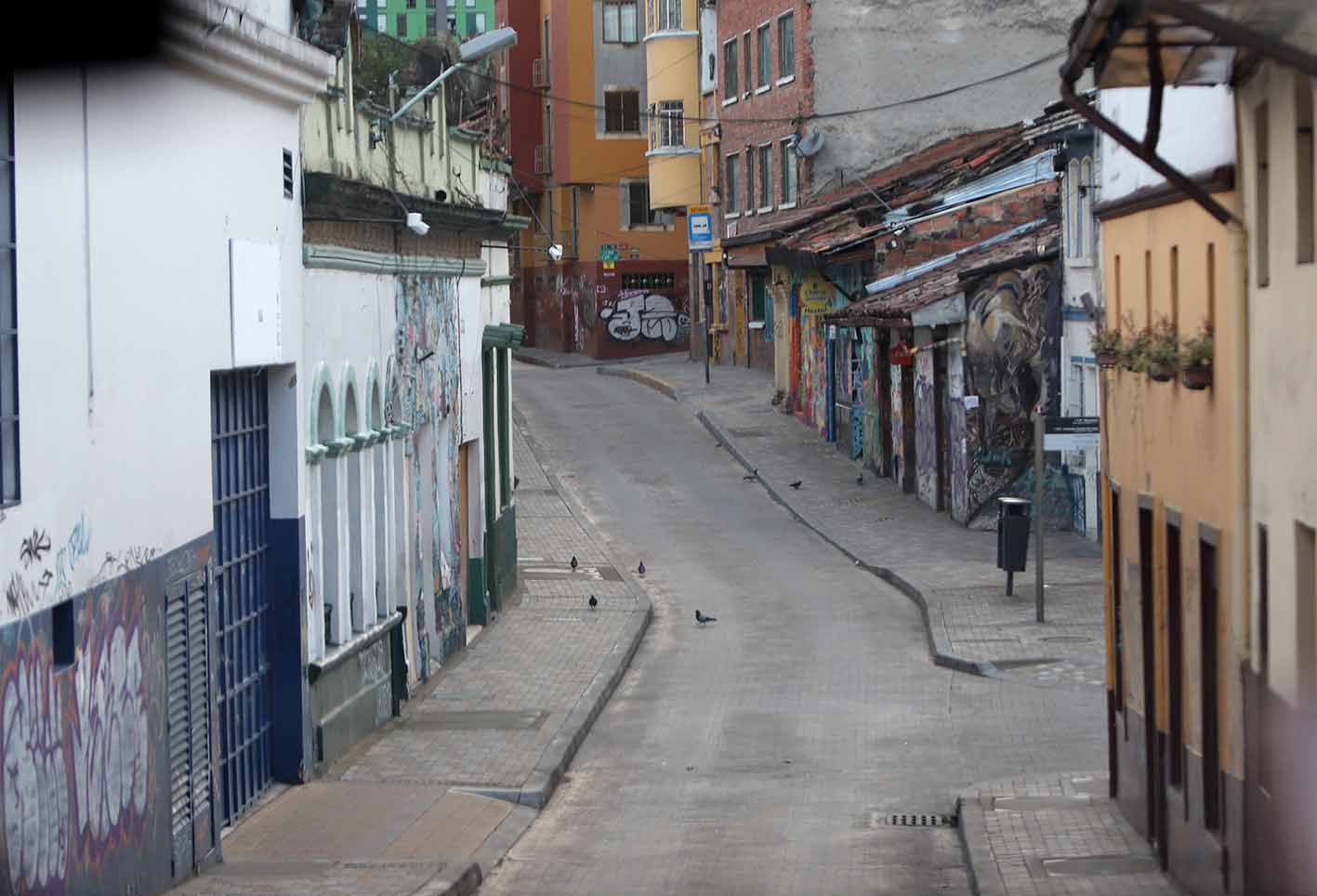 La soledad del céntrico sector de Bogotá, en medio de la cuarentena estricta por la pandemia.