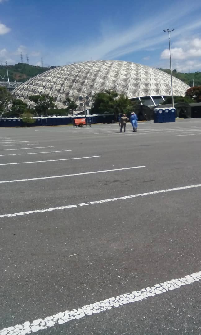 Espacios externos del Poliedro de Caracas con carpas y baños portátiles- Exclusivo RCN Radio