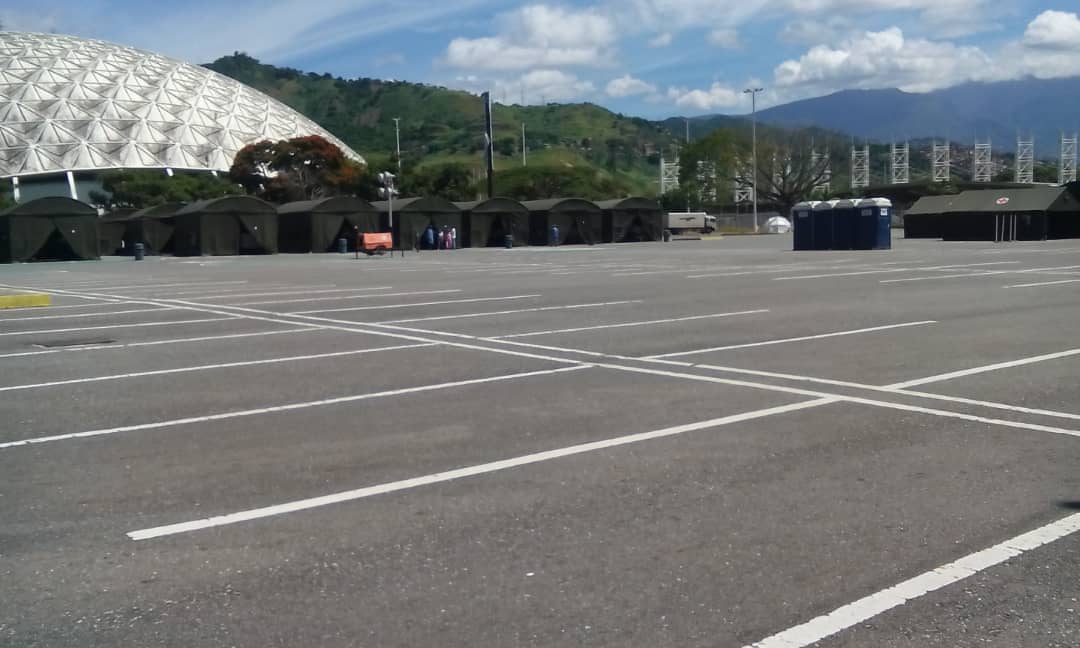 Espacios externos del Poliedro de Caracas con carpas y baños portátiles para pacientes COVID- Exclusivo RCN Radio
