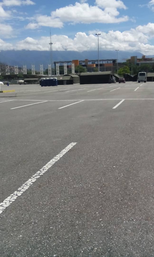 Espacios externos del Poliedro de Caracas con carpas y baños portátiles para pacientes COVID- Exclusivo RCN Radio