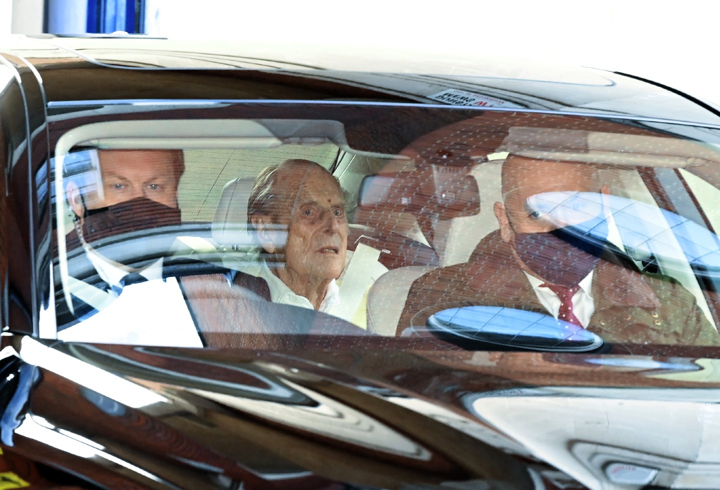 Príncipe Felipe, esposo de la Reina Isabel, saliendo del hospital