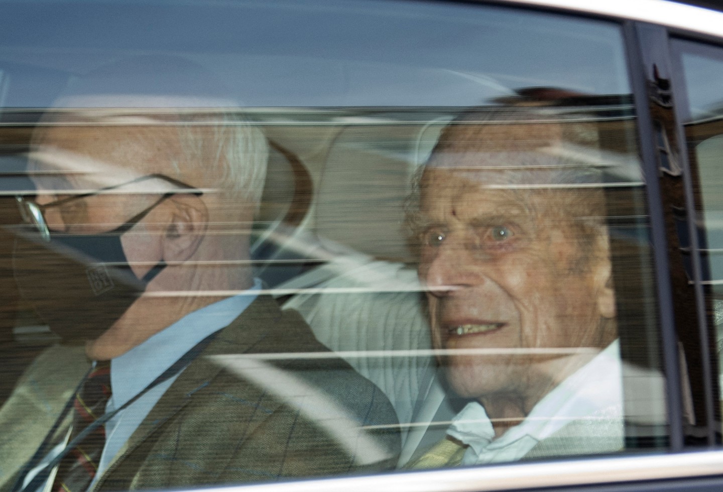 Príncipe Felipe, esposo de la Reina Isabel, saliendo del hospital