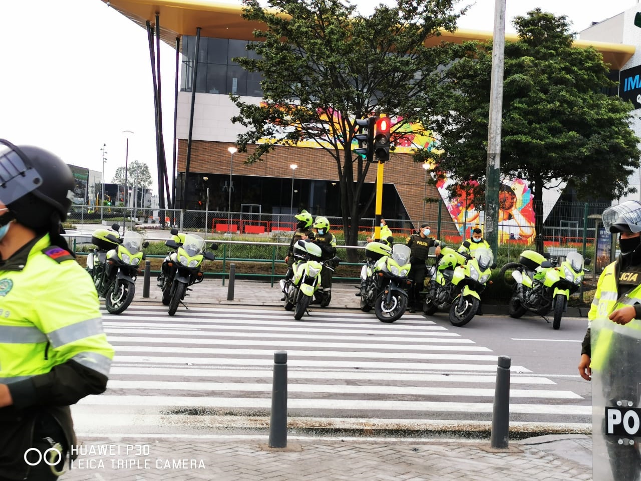 Protestas Avenida Ciudad de Cali con Mutis Protestas Avenida Ciudad de Cali con Mutis