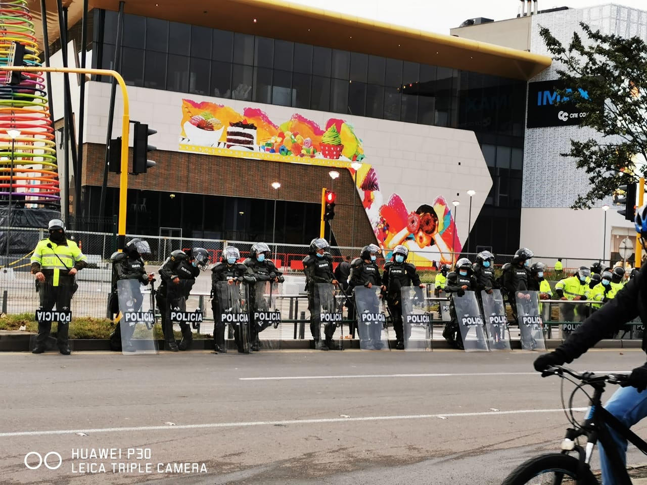 Protestas Avenida Ciudad de Cali con Mutis Protestas Avenida Ciudad de Cali con Mutis
