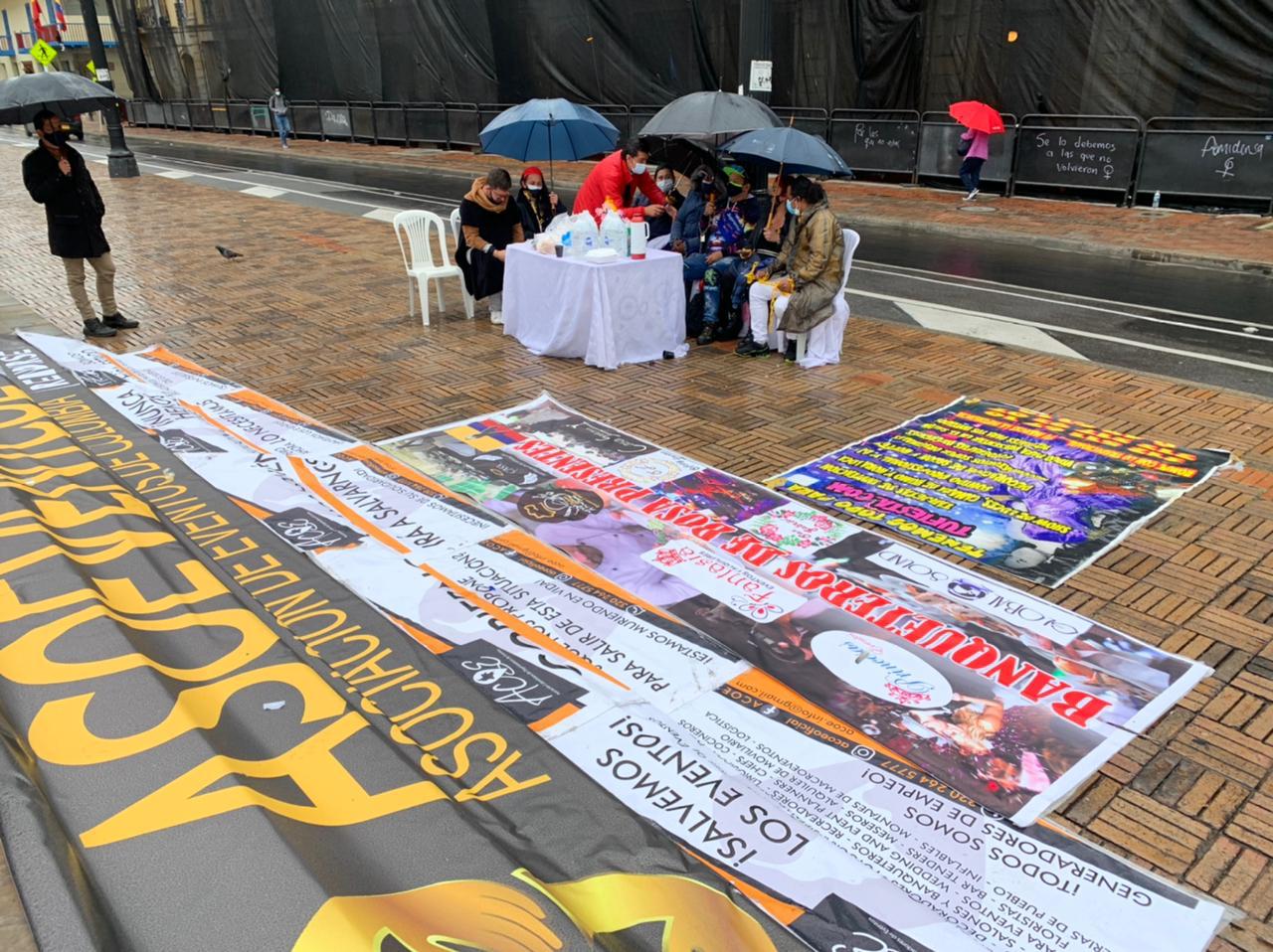 Artistas callejeros encadenados en Bogotá, debido a la pandemia