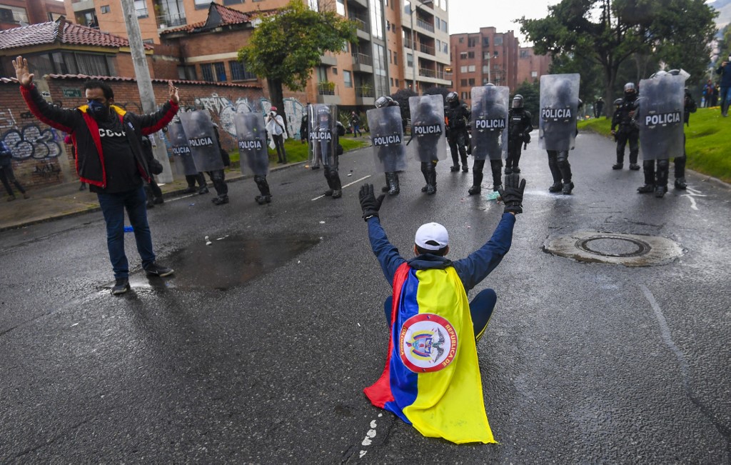 Choque entre manifestantes y la fuerza pública, durante protestas en Bogotá.