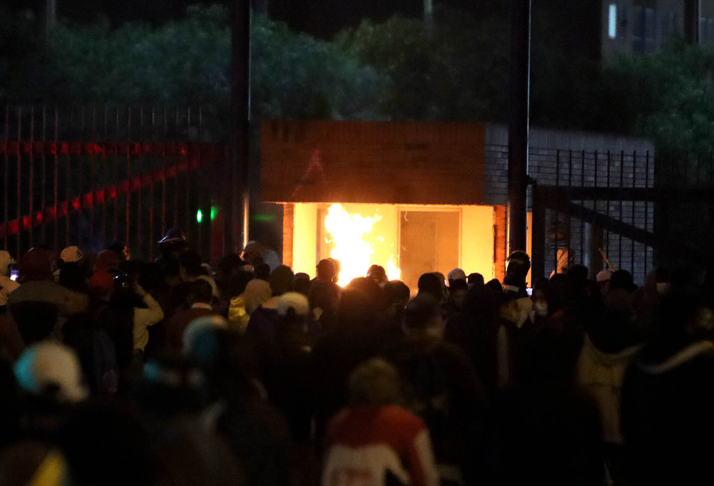 ENFRENTAMIENTOS ENTRE MANIFESTANTES Y POLICIA EN PORTAL LAS AMERICAS 21 DE MAYO