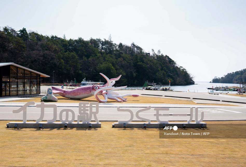 Japón - dinero del covid en estatua de calamar